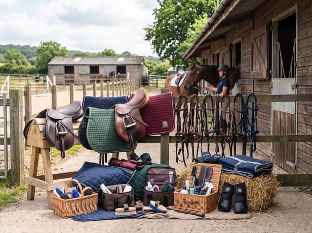 Selle, sottosella, finimenti e accessori esposti davanti a una scuderia